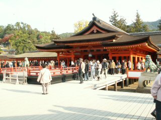 厳島神社本殿と高舞台