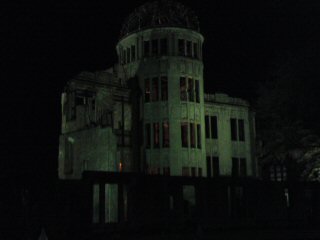暗闇の原爆ドーム