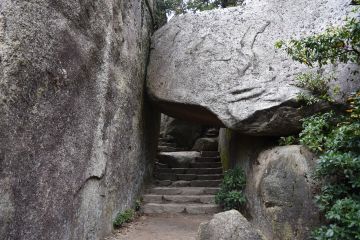 くぐり岩